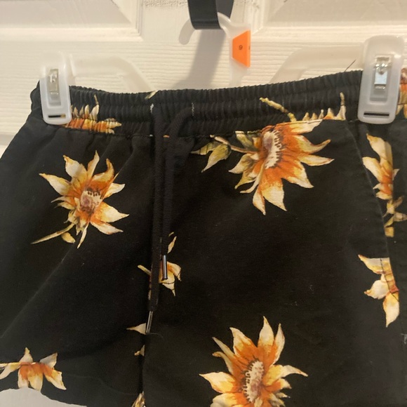 Juniors Size Small Forever 21 Black and Yellow Sunflower Shorts - Picture 2 of 7